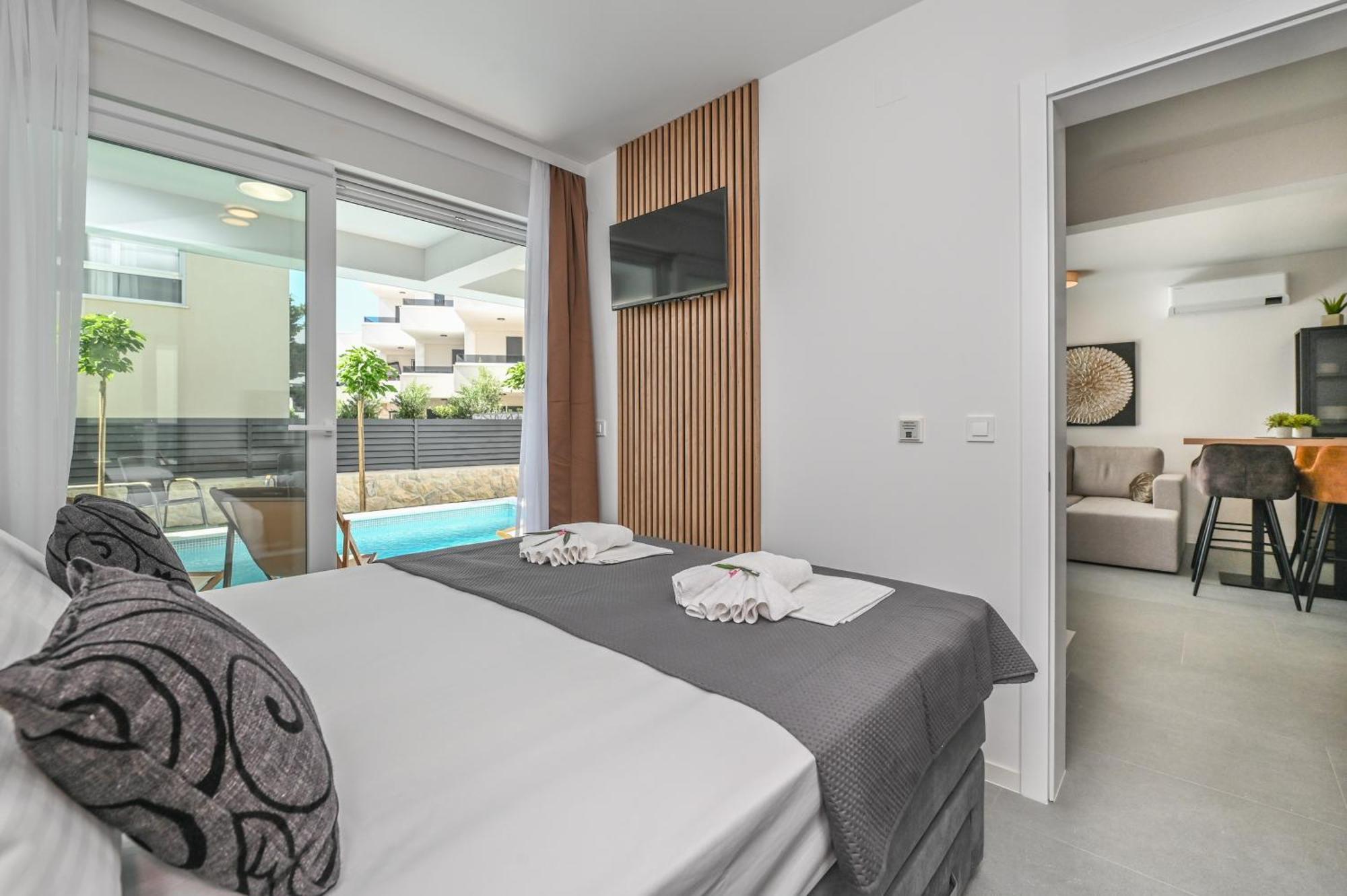 Smash A - With Private Pool Apartment